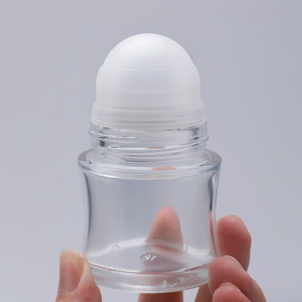 Logo personnalisé et couleur Simplicité Bonne qualité Boule de 50 ml Diamètre 35,2 mm Hauteur 92 mm Déodorant vide polyvalent Parfum Anti-transpirant Huile essentielle Rouleau sur bouteille en verre transparent