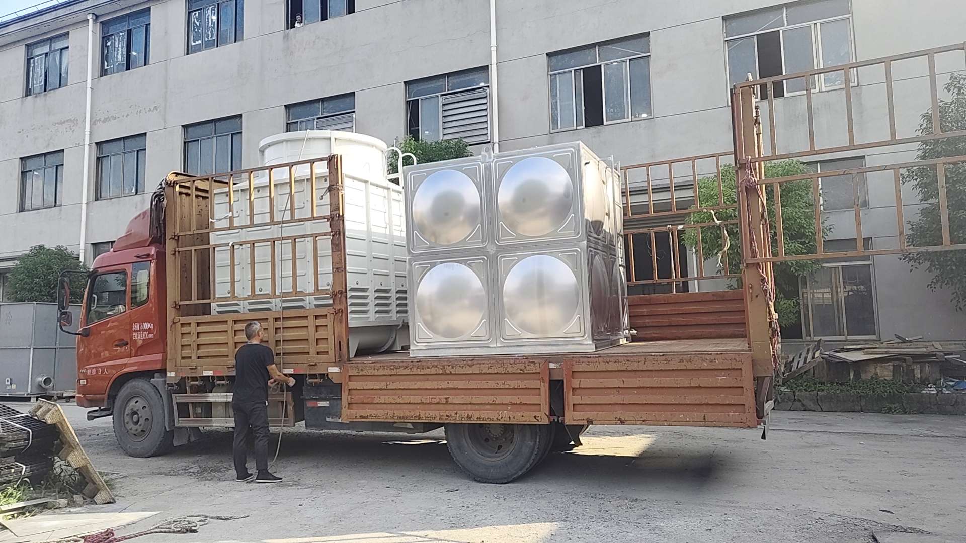 Ứng dụng th&aacute;p giải nhiệt d&ograve;ng chảy ngược vu&ocirc;ng 2