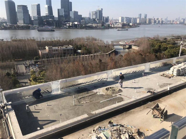 Klassinen tuettu 3-sivuisella ikkunalla oleva uima-allas - Leyu