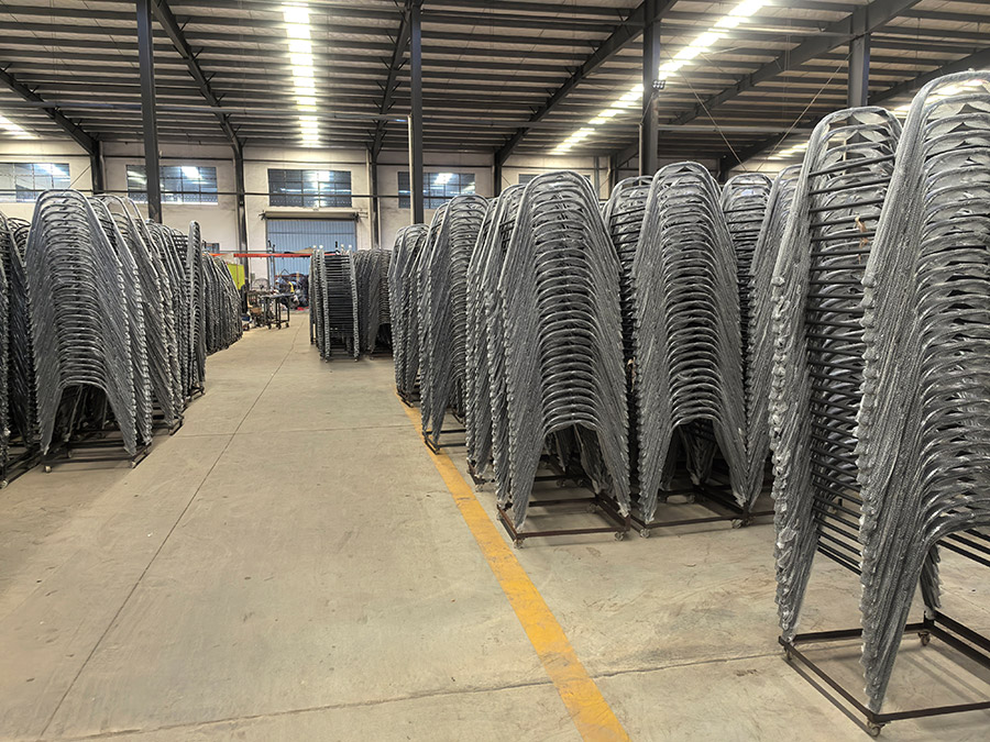 Veduta della fabbrica della produzione di ombrelli pubblicitari per esterni