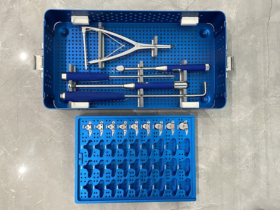 Interspinous distančni instrument