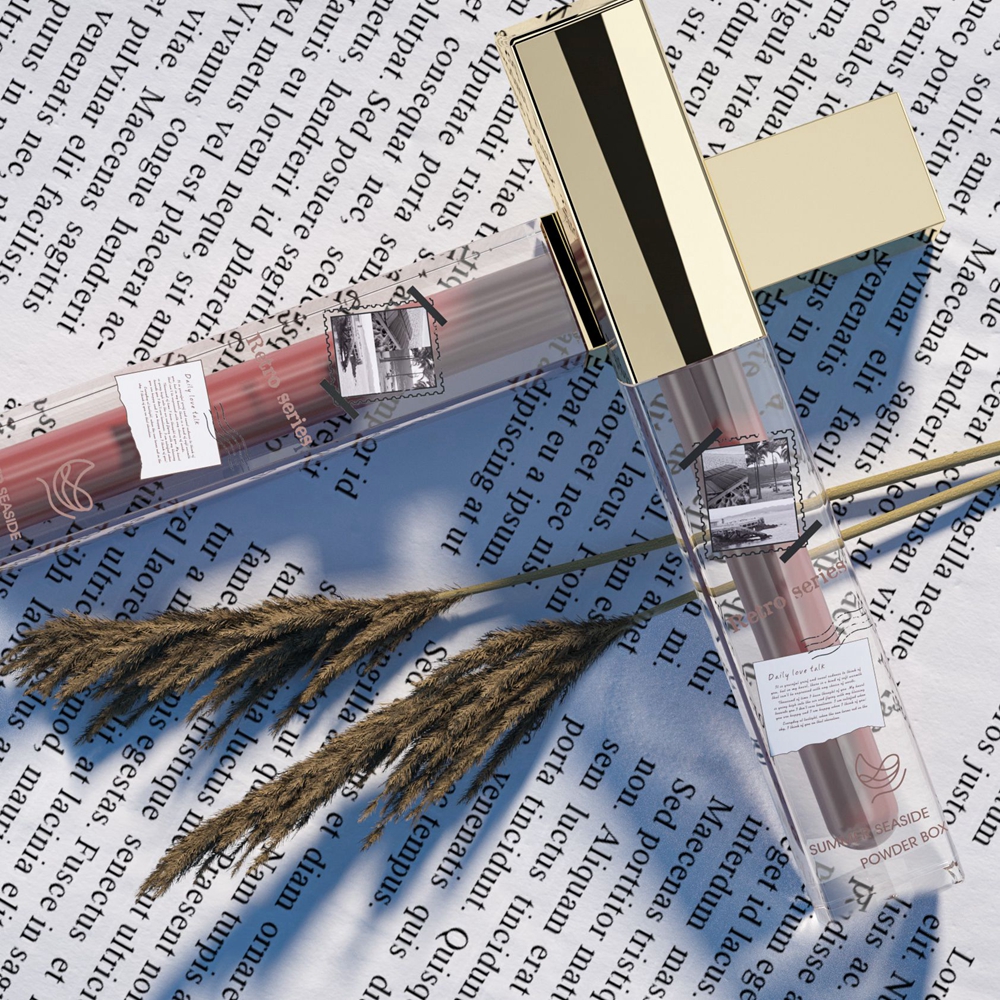 tubos de brilho labial transparente