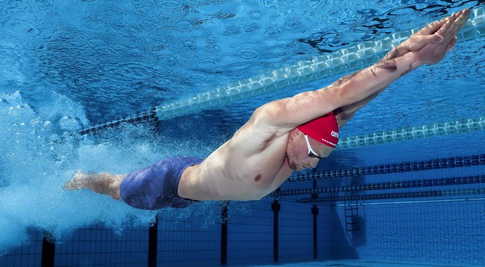 ארנה בגדי ים נגד ספידו: ניתוח מעמיק עבור שחיינים תחרותיים ויצרני OEM