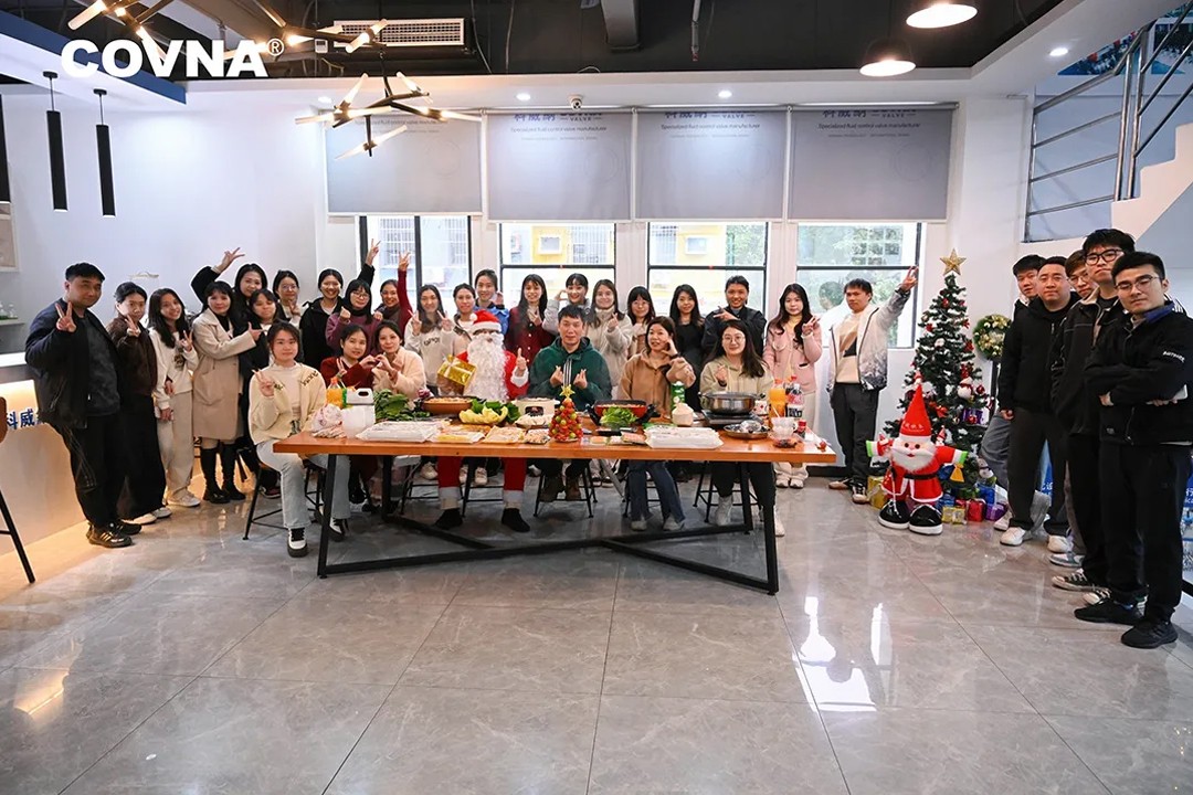 Winter Hotpot Adventures — COVNA’s Warm Secret Recipe การผจญภัยหม้อไฟฤดูหนาว — สูตรลับอันอบอุ่นของ COVNA