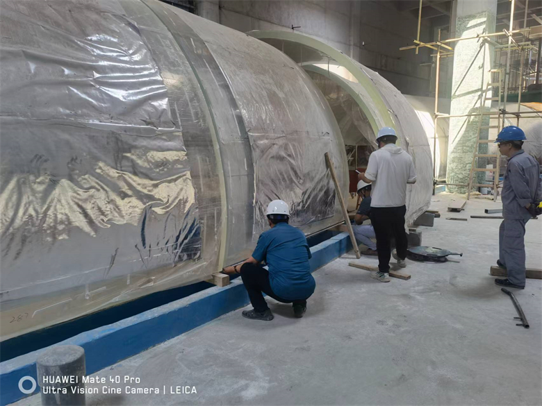 Montaż zakrzywionych paneli akrylowych