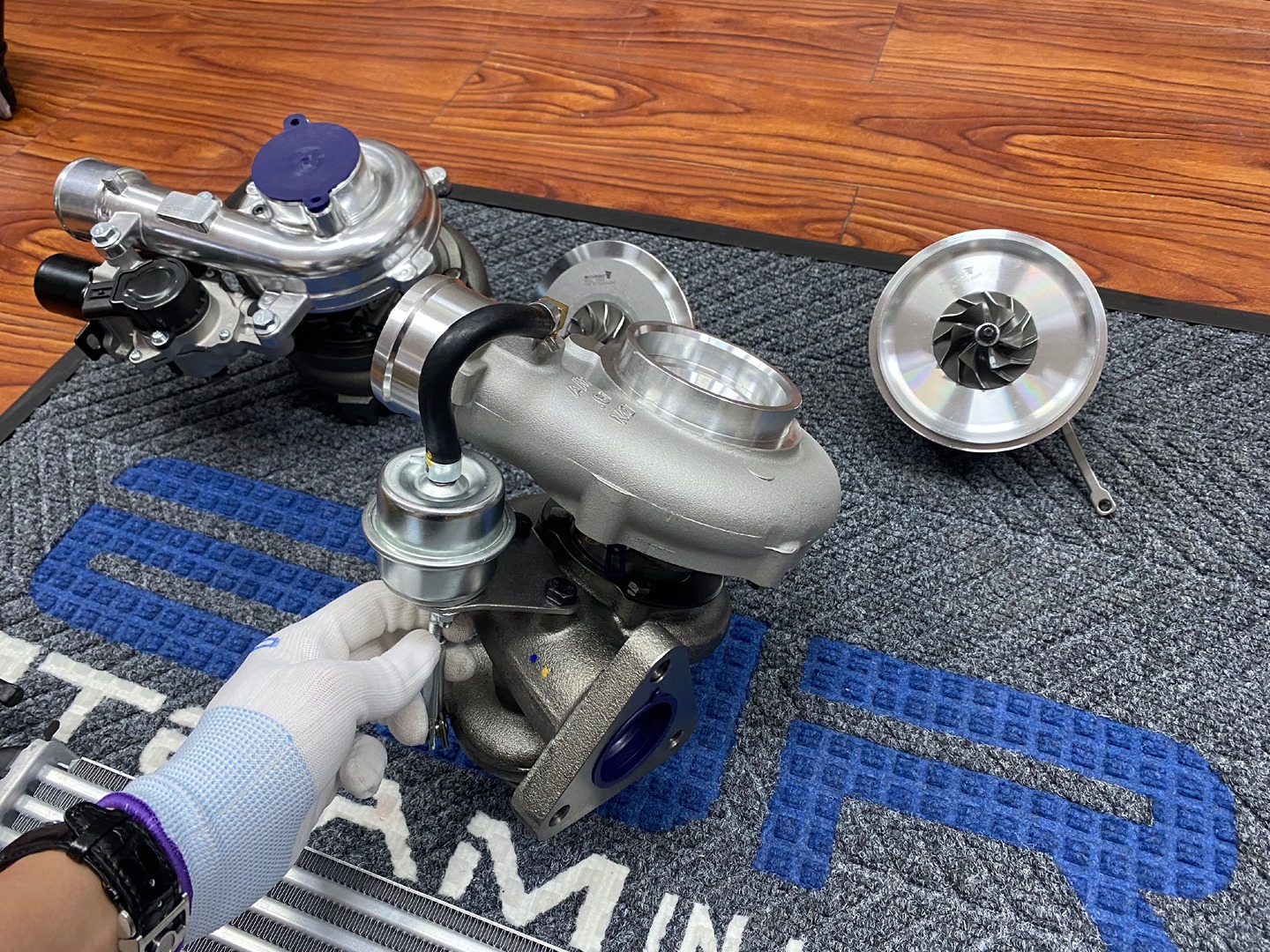 montaż turbosprężarki obok opakowania EURO, podkreślając br