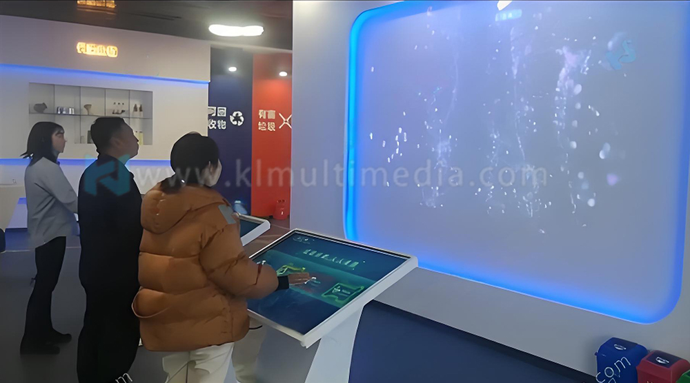 مسابقة تفاعلية على الحائط