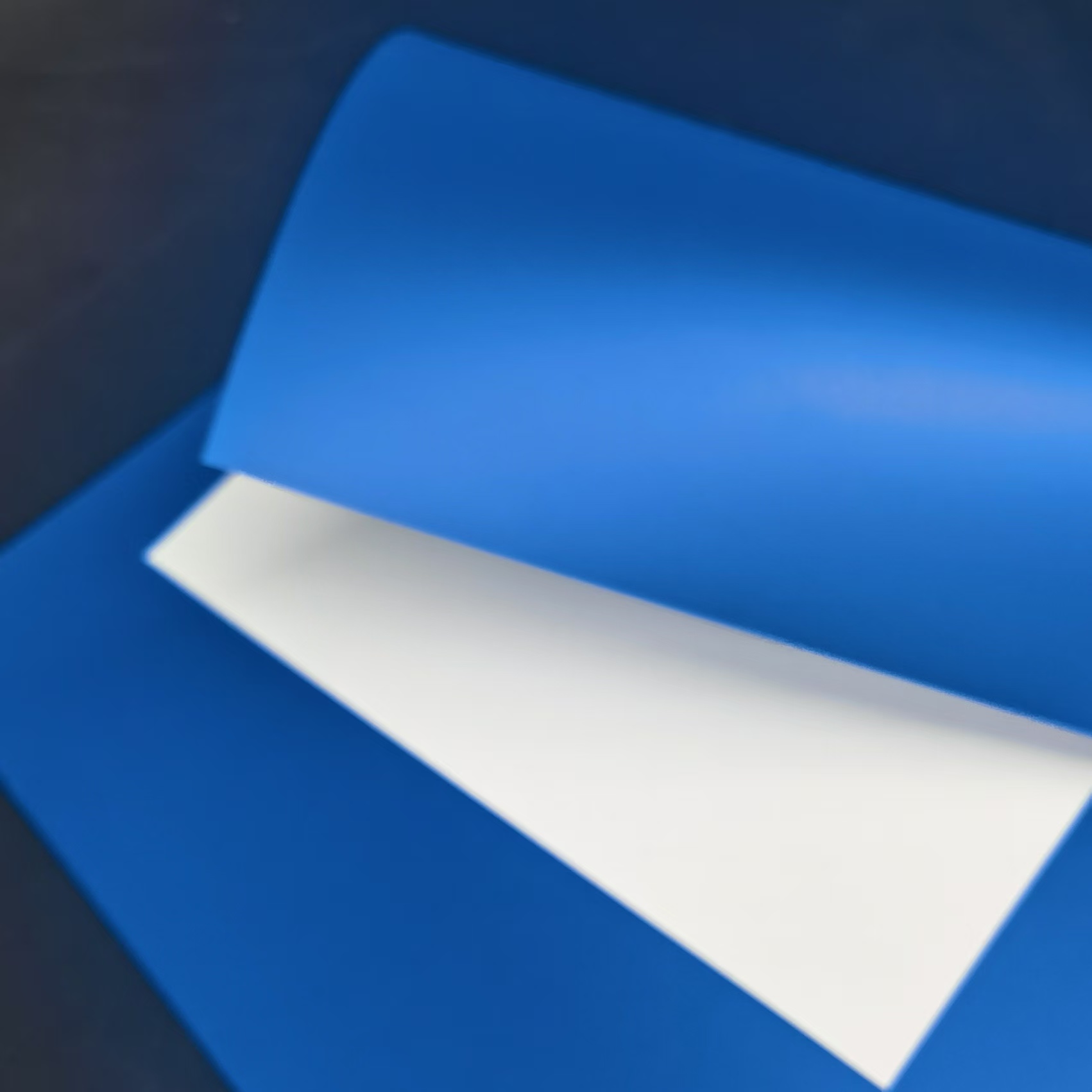 prim-plan pe două fețe de culoare și textură a substratului de imprimare offset PVC acoperit cu alb