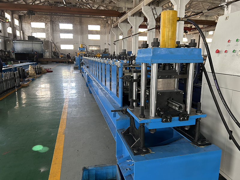 Prosta maszyna do cięcia wzdłużnego i cięcia na długość 1