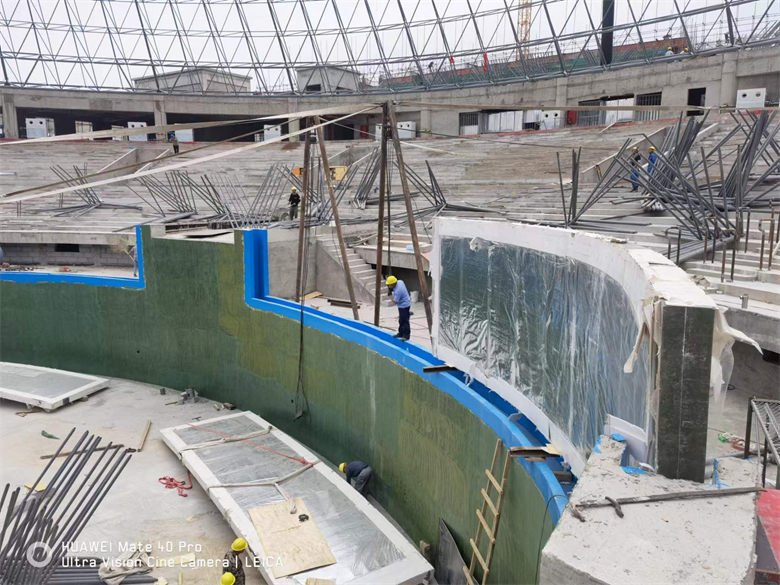 Montaż zakrzywionych paneli akrylowych