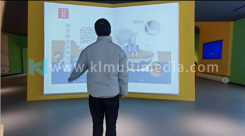 كتاب يتم التحكم فيه بالإيماءات