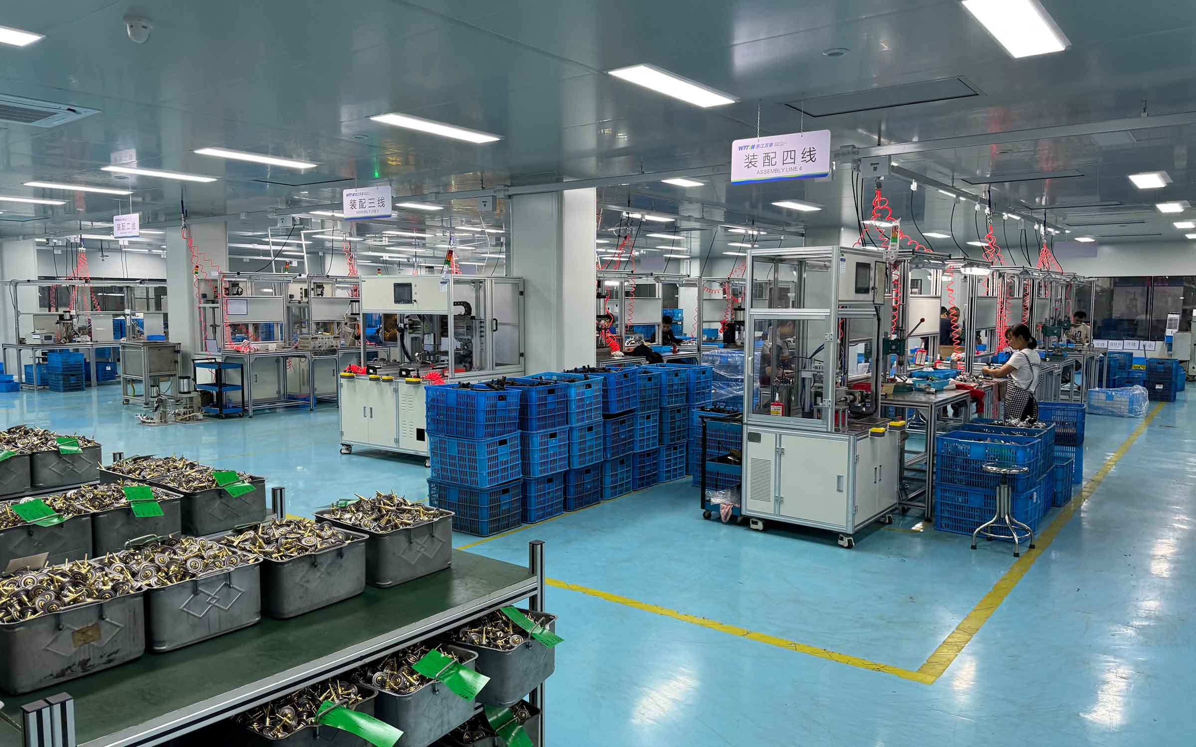 Linea di assemblaggio del termostato nella fabbrica di componenti di raffreddamento per autoveicoli