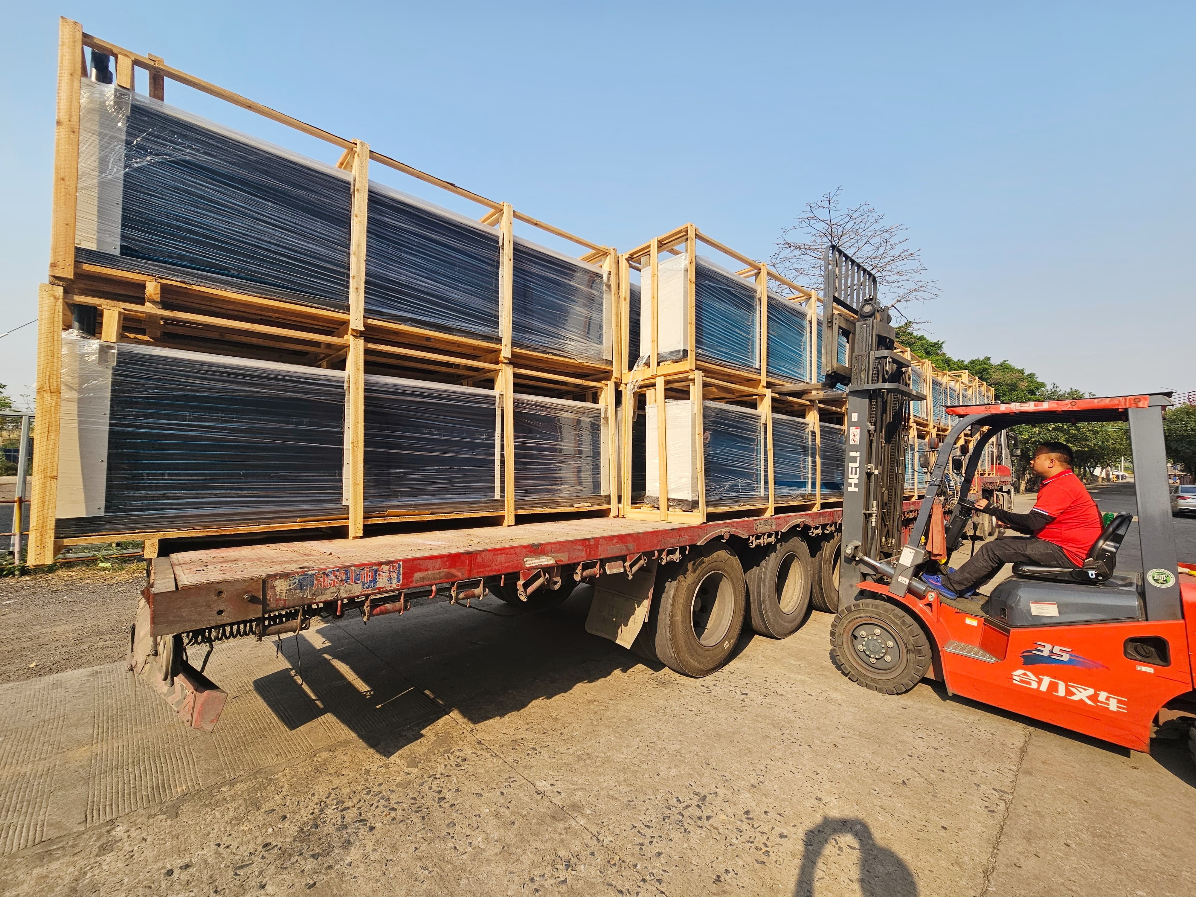 Unidades intercambiadoras de calor enfriadas por aire con revestimiento anticorrosi&oacute;n y carga con montacargas
