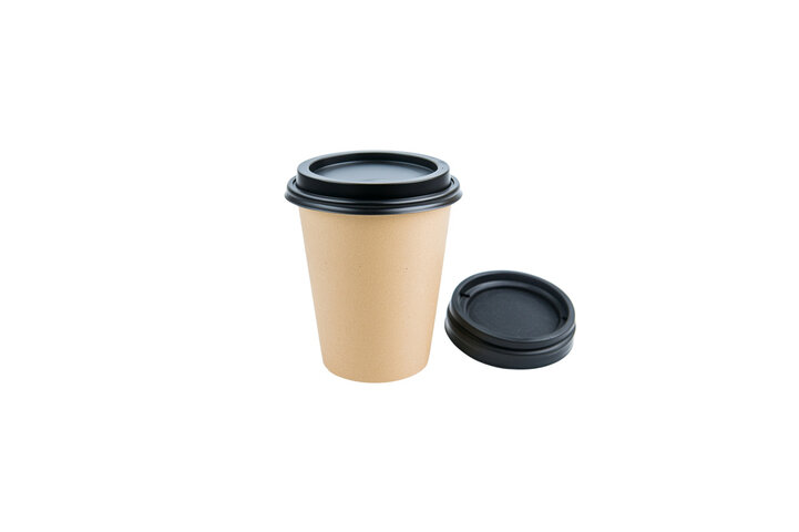 brunt papirkaffekopp med svart lokk