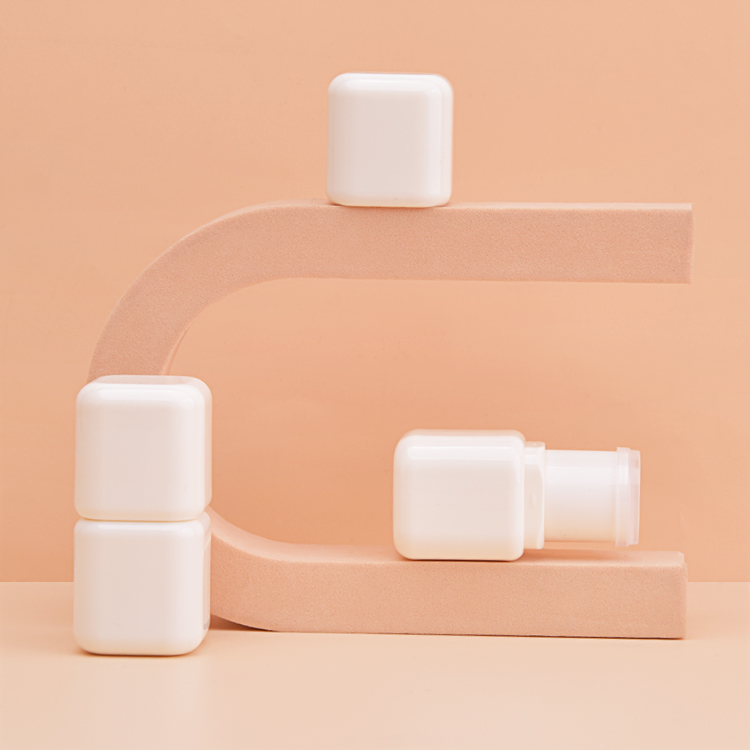 Tubo en barra corrector y desodorante cuadrado mini de 4,5 g 