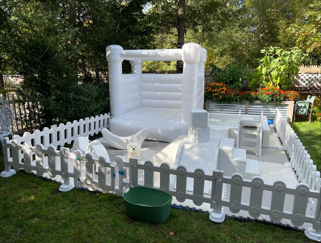 Populair geheel wit zacht speeltoestel Creatief binnenspeelland voor peuters met ballenbak en glijbaan