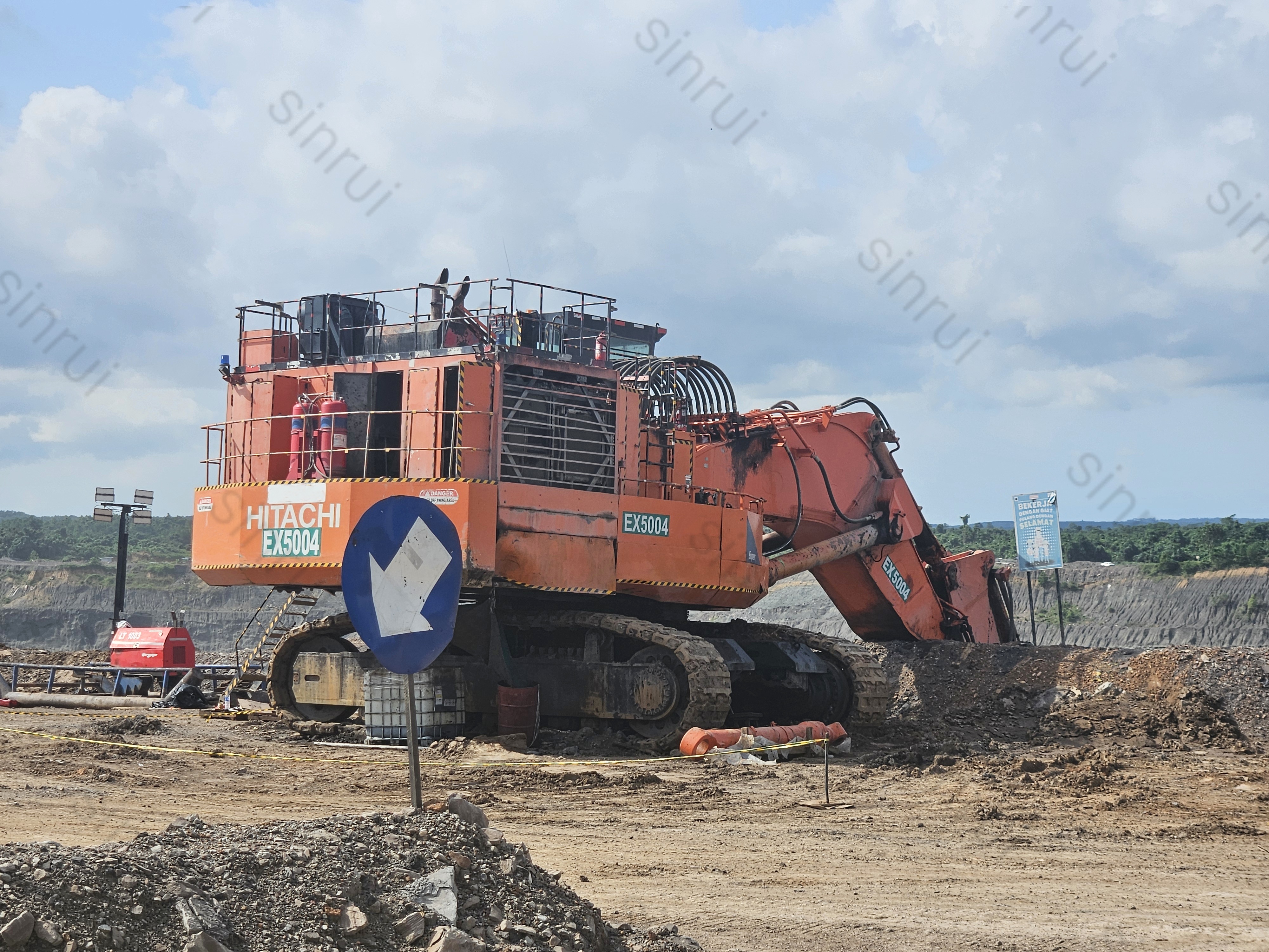 V&aacute;rios tratores de minera&ccedil;&atilde;o, incluindo D8R, D9R, D10R, D11, aguardando reparo do radiador no local