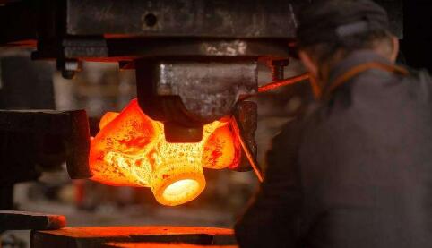 processo di forgiatura del titanio