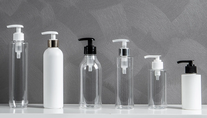 Pourquoi faut-il généralement détailler la matière des flacons plastiques pour cosmétiques ?