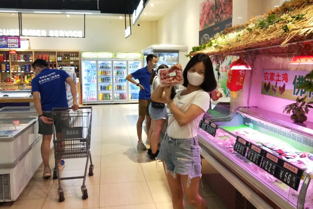 Teams A, B, and C were busy purchasing ingredients at the supermarket Die Teams A, B und C waren damit beschäftigt, Zutaten im Supermarkt einzukaufen