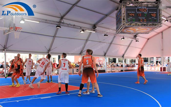 Carpa deportiva con techo poligonal para cancha de baloncesto.