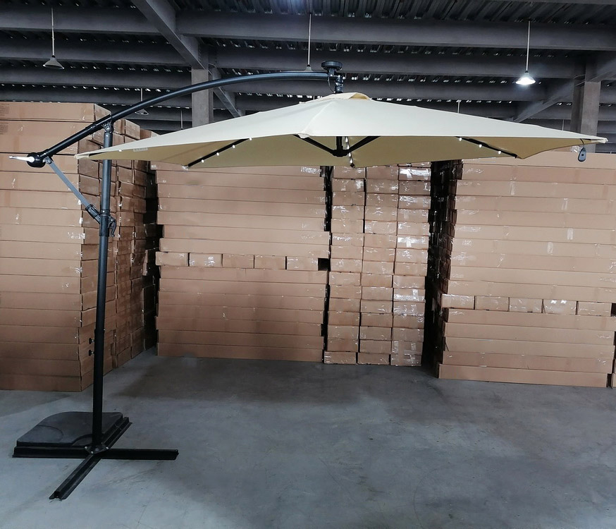 Producci&oacute;n en f&aacute;brica de sombrillas de jard&iacute;n.