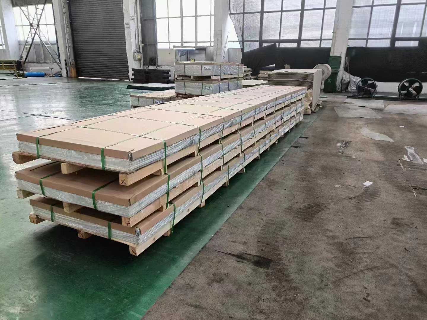 Werkstatt f&uuml;r Dachbleche aus PE-beschichtetem Aluminium