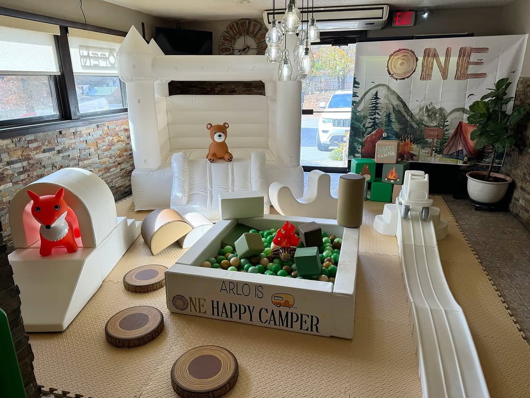 Attrezzature da gioco morbide a tema foresta: montagne russe bianche per bambini, allestite al coperto