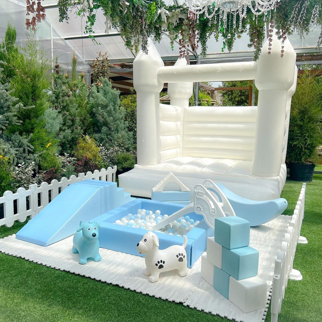 Wit springkussen wit en blauw zachte speelartikelen voor feestverhuur Globalltoy opzet ballenbak voor kinderen