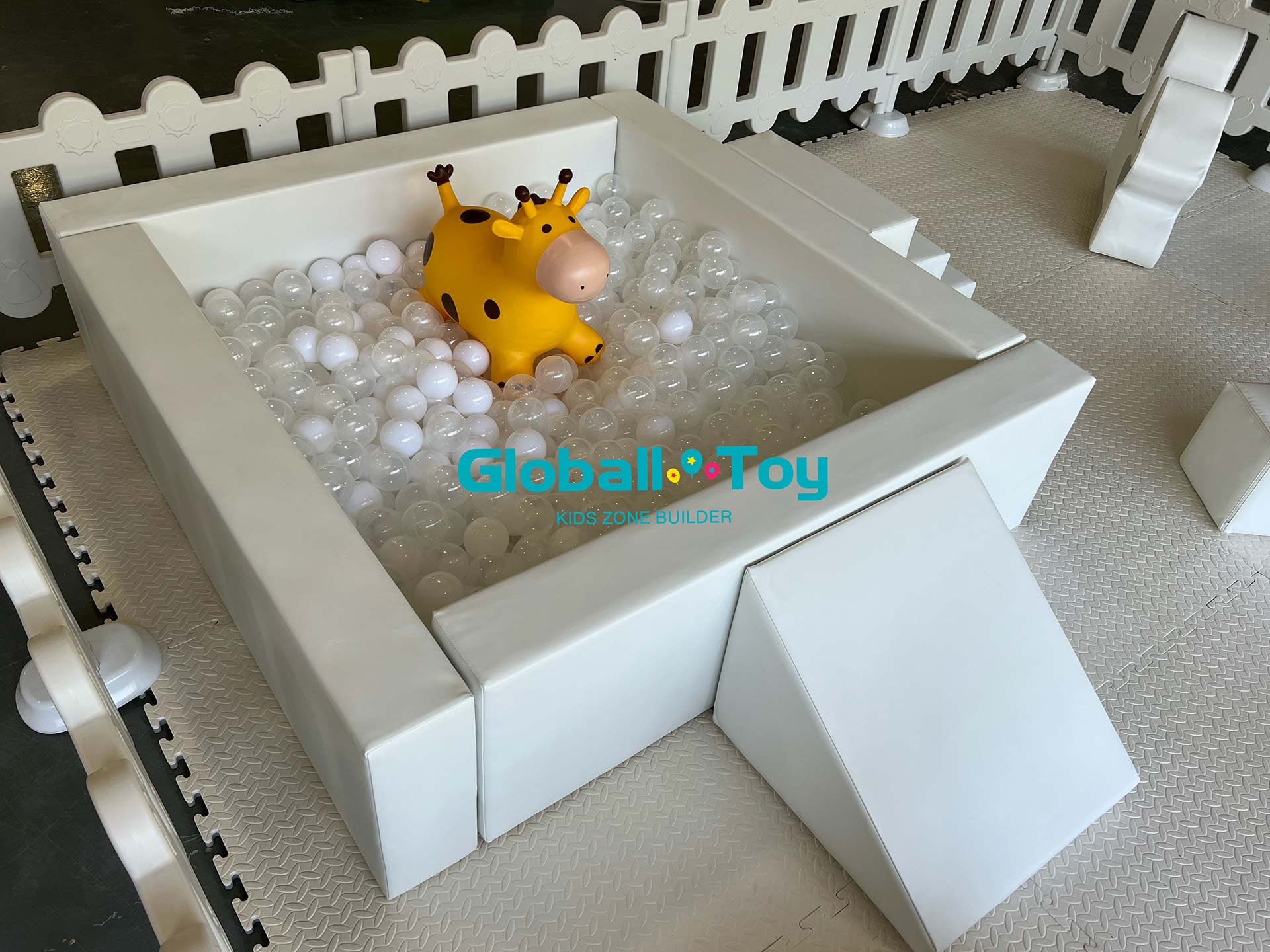 Piscine à balles de 5 pieds de couleur blanche avec toboggan, escalier et trémie pour animaux
