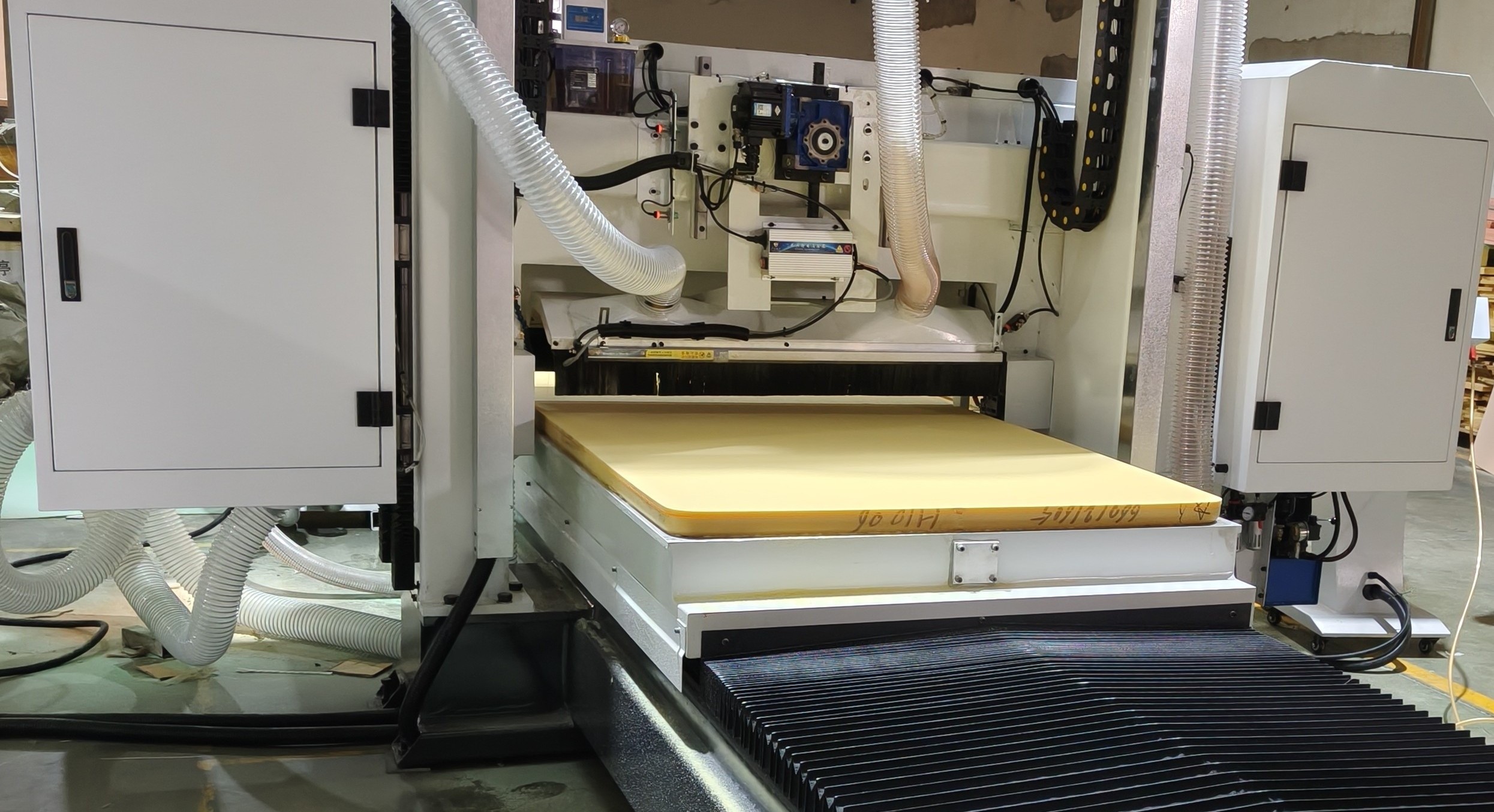 M&aacute;quina cortadora de l&aacute;minas de espuma de precisi&oacute;n para tableros de espuma finos PVC