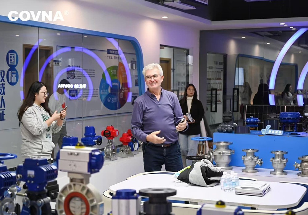 US Client Visits COVNA to Confirm Ball Valve Order and Explore Factory Capabilities4 ลูกค้าในสหรัฐฯ เยี่ยมชม COVNA เพื่อยืนยันคำสั่งซื้อบอลวาล์วและสำรวจความสามารถของโรงงาน4