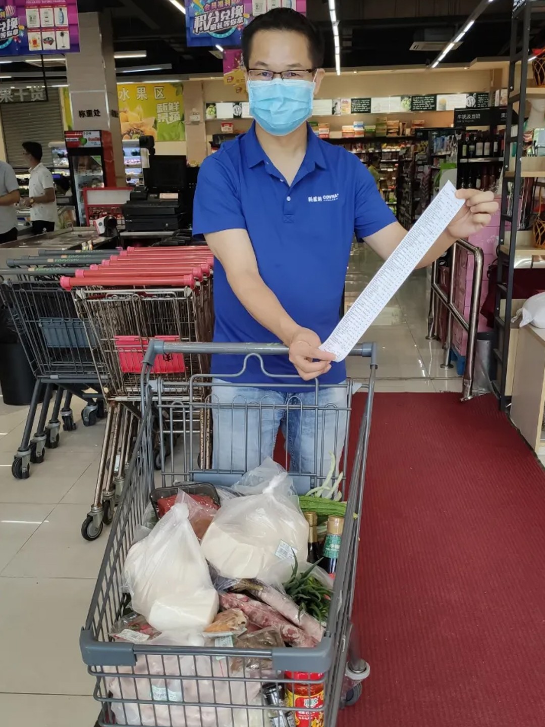 Teams A, B, and C were busy purchasing ingredients at the supermarket Die Teams A, B und C waren damit beschäftigt, Zutaten im Supermarkt einzukaufen