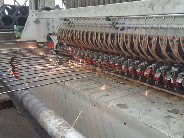 Fence welding machine