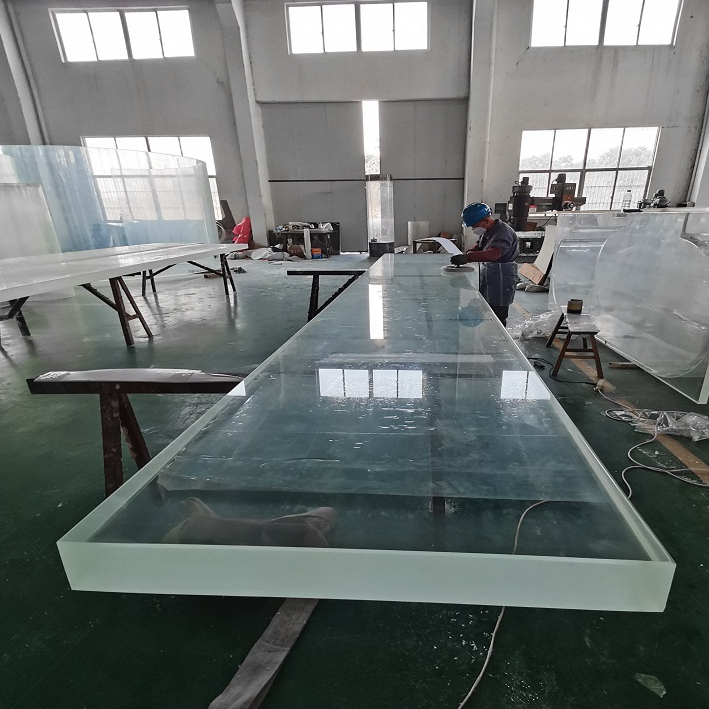 Klassinen tuettu 3-sivuisella ikkunalla oleva uima-allas - Leyu