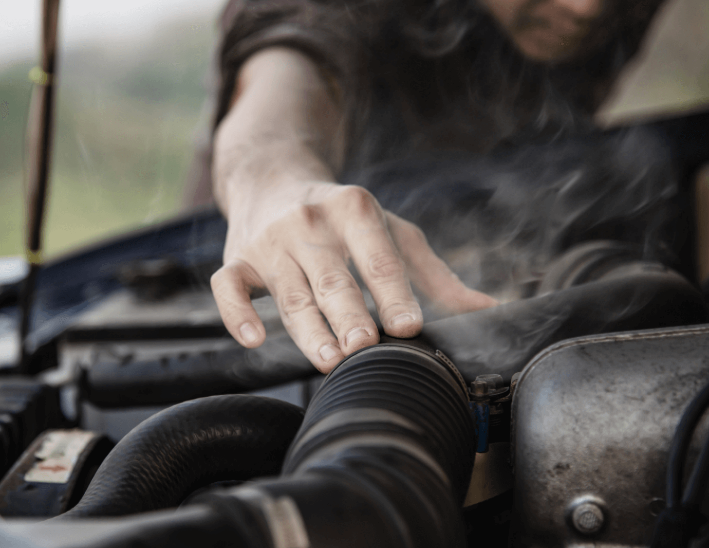 meccanico che diagnostica il guasto della bobina di accensione durante la riparazione del motore