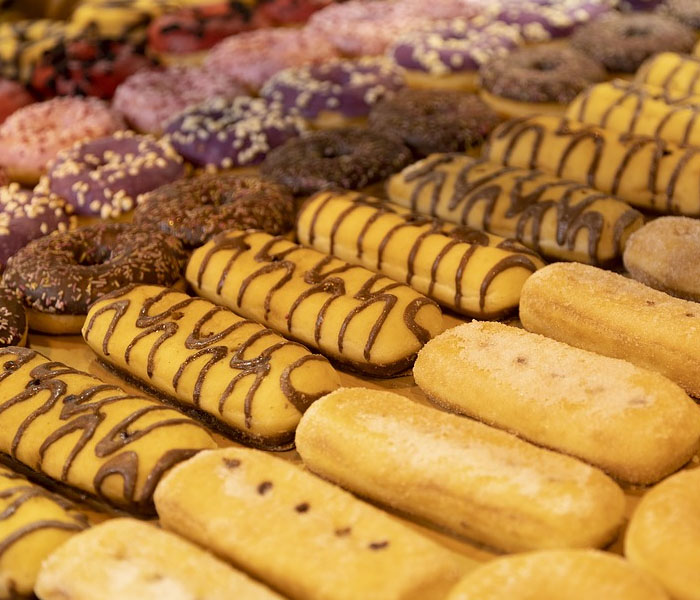 Financiamiento y preparación de equipos para abrir una nueva panadería.