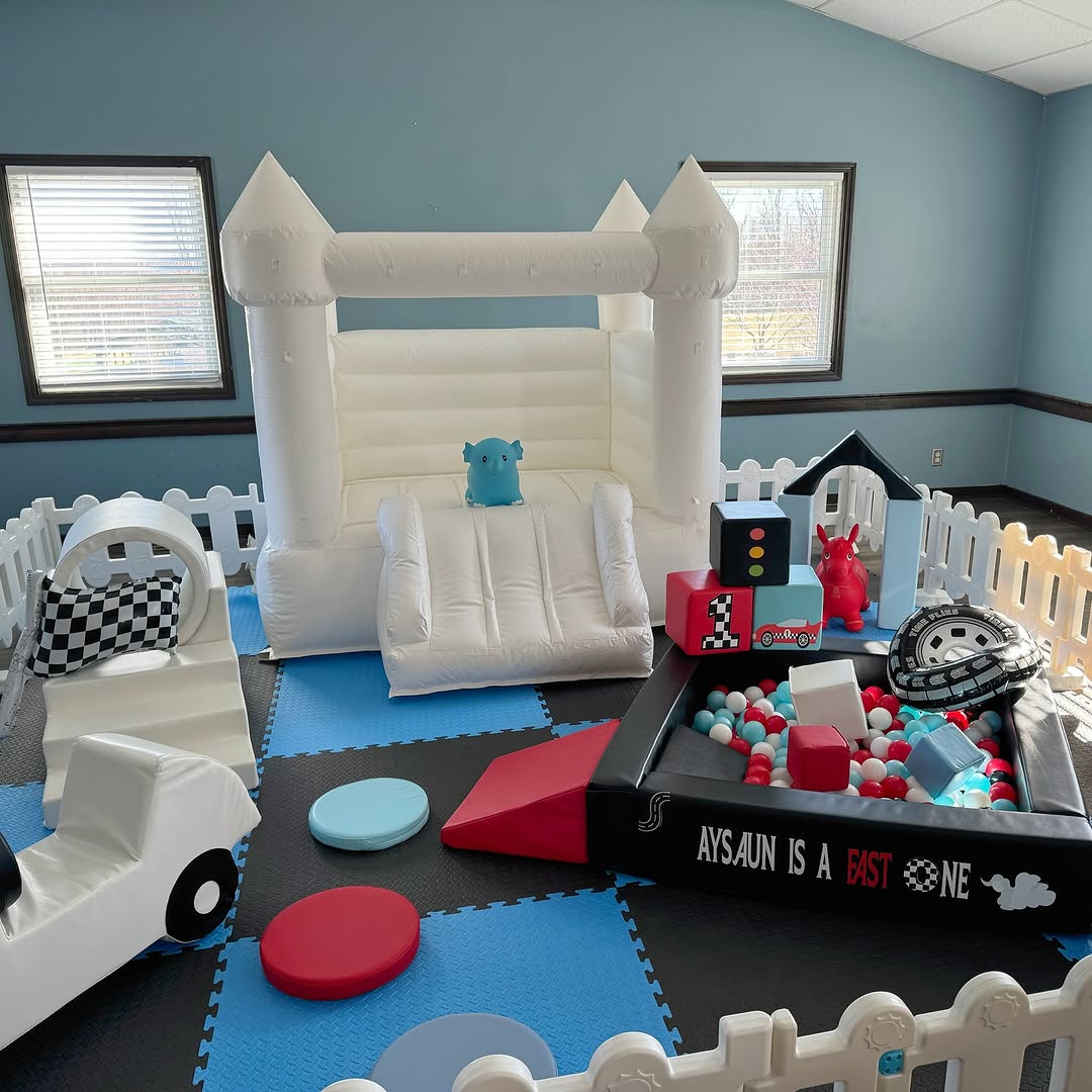 Wit springkasteel met glijbaan voor speelruimte voor kinderen, zwarte ballenbak, verkeerslichtkubus