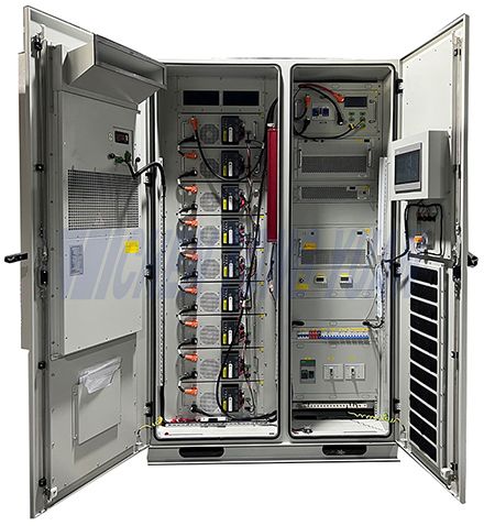 interne struktuur van energiebergingsbatterykas met batterymodules BMS-bedrading en kragverspreiding6
