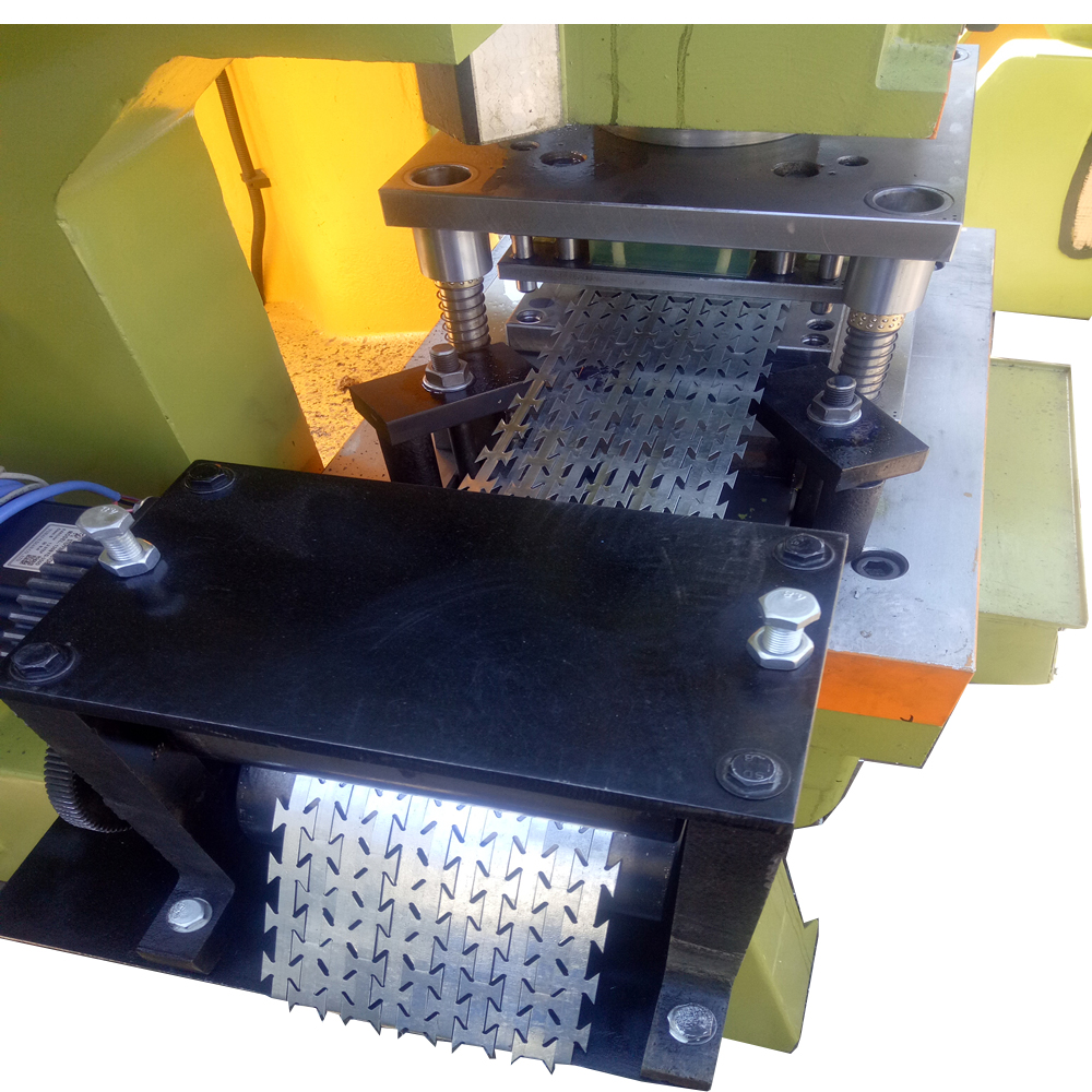 BTO,CBT Blade Type Automatic razor barbed wire making machine/razor blade making Concertina razor security wire machine 