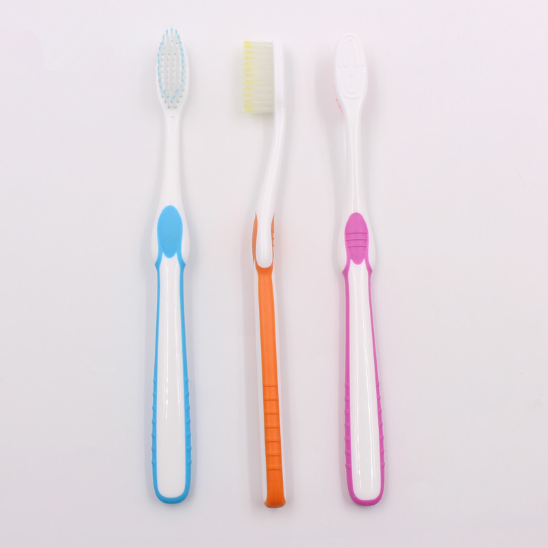 Cepillo de dientes adulto de cerdas cónicas de colores