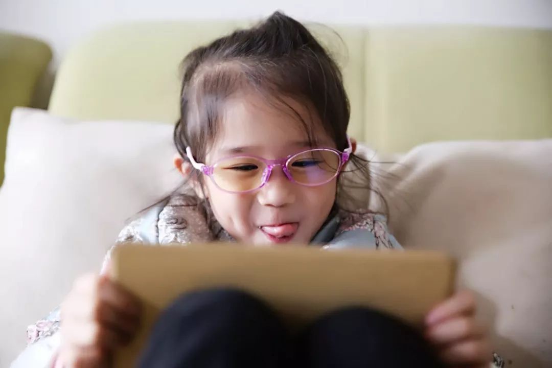Each child’s vision changes fastest in the first 3 years of life, and children’s vision generally begins to stabilize around 7 years old. When the child is 3 years old, the parents can check whether he has eye diseases in advance. If the child has eye diseases, they must take timely intervention measures. Here are some common eye diseases in children that you should know. 1. Myopia Myopia means seeing close objects clearly, while seeing distant objects blurry. Experts believe that myopia is inherited to a certain degree. If one parent has myopia, the child is 40% likely to have myopia, and if both parents are myopia, the child's probability of myopia rises to 60%. Treatment: There is no special diagnosis and treatment method for myopia. Myopia usually deepens with age and stabilizes after adulthood. However, effective measures such as wearing blue light kids glasses, children blue light blocking glasses, choosing best blue light blocking glasses for kids, and early morning prevention can slow down the growth of children's myopia. Reminder: Myopic children often have squint when looking at close objects. Therefore, parents should remind children not to get too close when using electronic products, also pay attention to the usual eye habits and eye hygiene. 2. Hyperopia Hyperopia is cause by the child's congenital, developmental and other reasons. Every child has hyperopia when he is young. As the body develops, the eye axis keeps growing, and the degree of hyperopia gradually decreases, becoming emmetropia around the age of 10. But children with short eye axis will have moderate to high hyperopia, which will cause the child to blur his vision and gradually develop amblyopia. Treatment: With the improvement of eye development, these symptoms will usually disappear naturally at around 10 years old. If necessary, you can go to an eye examination to understand the cause of the hyperopia and the severity of the problem. If it is severe, it can be corrected by wearing children’s blue light blocking glasses, kids blue blocker glasses and children’s blue light glasses designated by the doctor. Reminder: Children with hyperopia sometimes have symptoms of eye fatigue. If the child has headaches, fatigue, and vomiting, especially when doing close-up eye activities such as reading and drawing, it should attract the attention of parents. 3. Astigmatism Astigmatism is a natural corneal morphology and generally does not increase or decrease. Astigmatism patients may have double vision. Treatment: There is currently no effective way to reduce or eliminate the degree of astigmatism in children. It can be solved by surgery after adults. Astigmatism patients need to be customized when they are equipped with glasses. Reminder: Children with astigmatism often have headaches, eye fatigue, strabismus, and decreased reading ability. Parents should take the child to do a detailed eye examination if they find that the child is abnormal. 4. Strabismus Since the two eyes cannot be focused on one object at the same time, as a result, two images appear in the brain, and secondary amblyopia is often prone to appear. It is best to correct strabismus before the age of 3, otherwise the child may have various eye diseases at the age of 5-6. Treatment: Wear suitable glasses under the guidance of an ophthalmologist. Sometimes, the doctor will recommend covering the eyes with normal vision with a cloth for several months, so that the eyes with weak eyesight can improve vision. If the degree of strabismus exceeds 15&deg;, it should be treated surgically. Reminder: The child’s eyes cannot be focused on one point. You will find that the child always tilts his head in order to see objects clearly with good eyes. When there is no improvement after many corrections, you need to take your child to do a detailed eye examination. Try to achieve early detection and early treatment. Welcome to visit our official website to buy more blue light non prescription glasses, blue light safety glasses, top blue light blocking glasses, light protection glasses and other high-quality glasses.