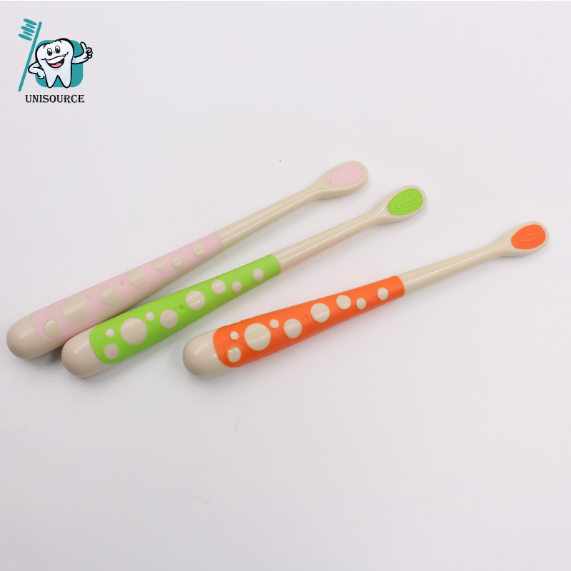 Cepillo de dientes para niños con puntos en el mango