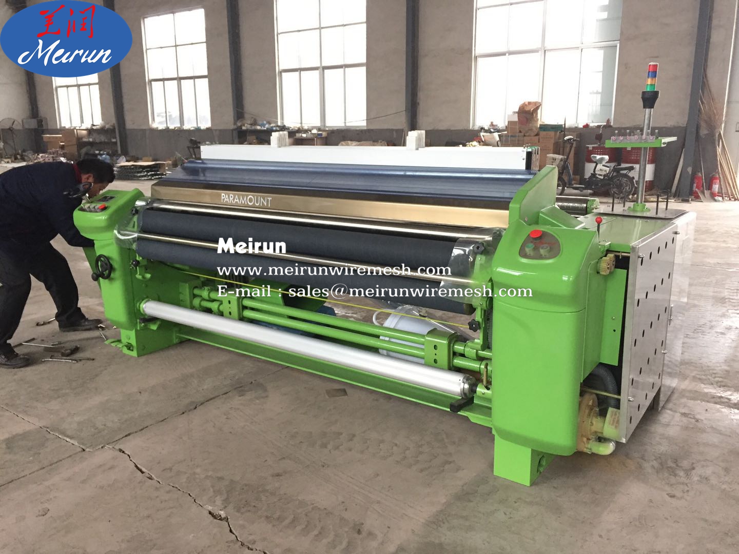 Water jet wire mesh weaving machine