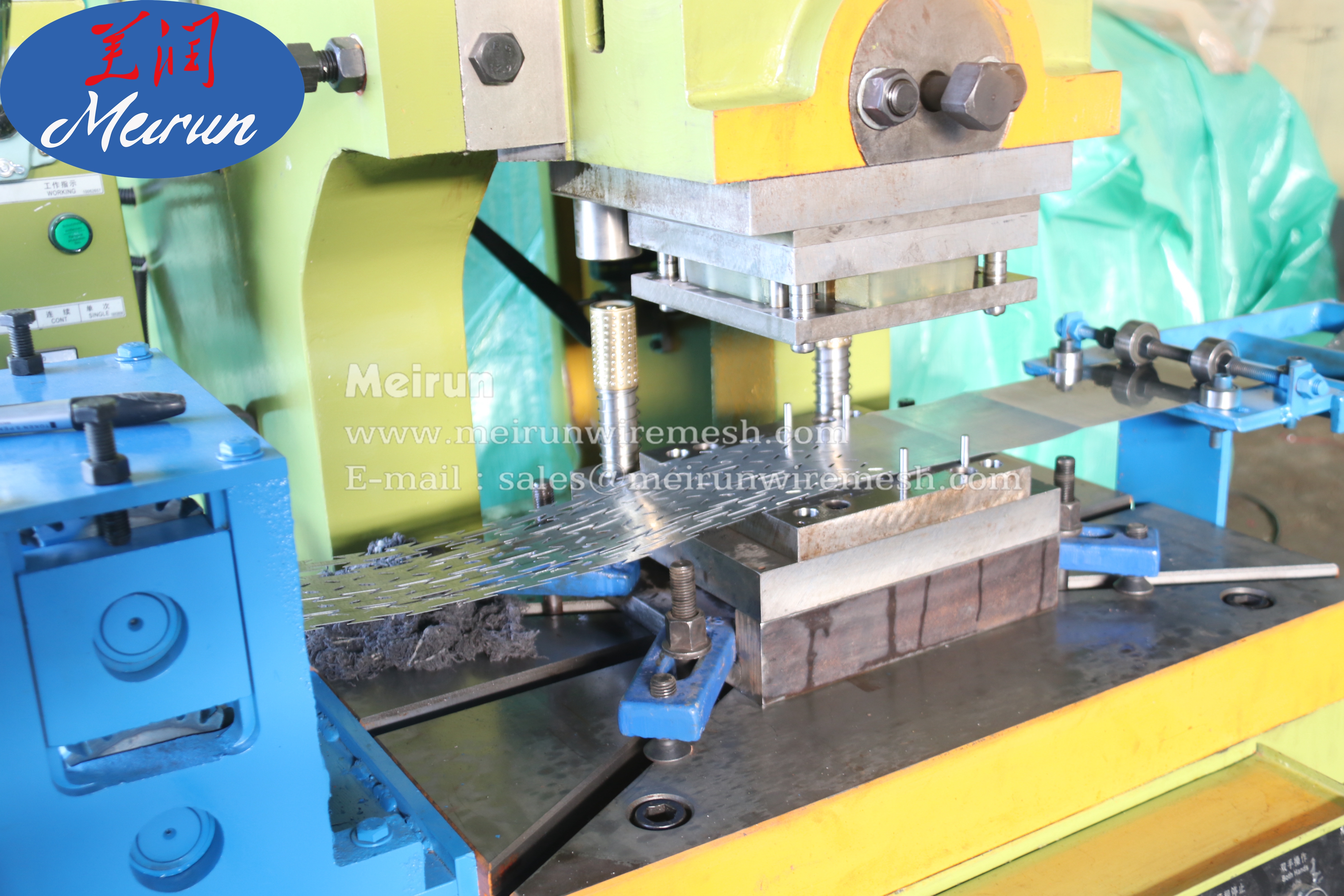Razor Barbed Wire Fence Making Machine 