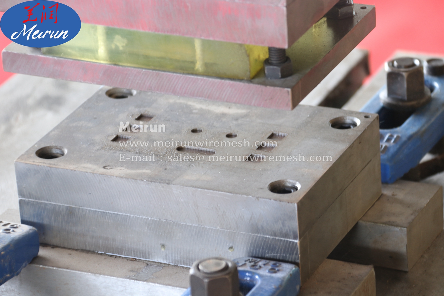 Perforated Metal Sheet Making Machine Punching Round Hole Net Machine 