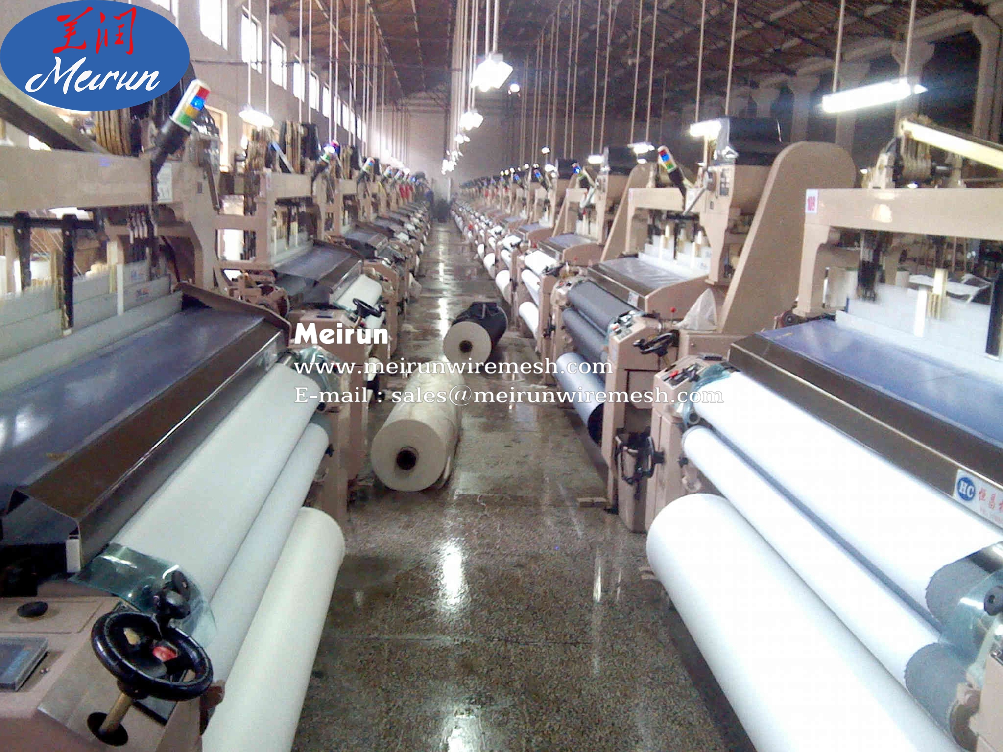 Water jet wire mesh weaving machine