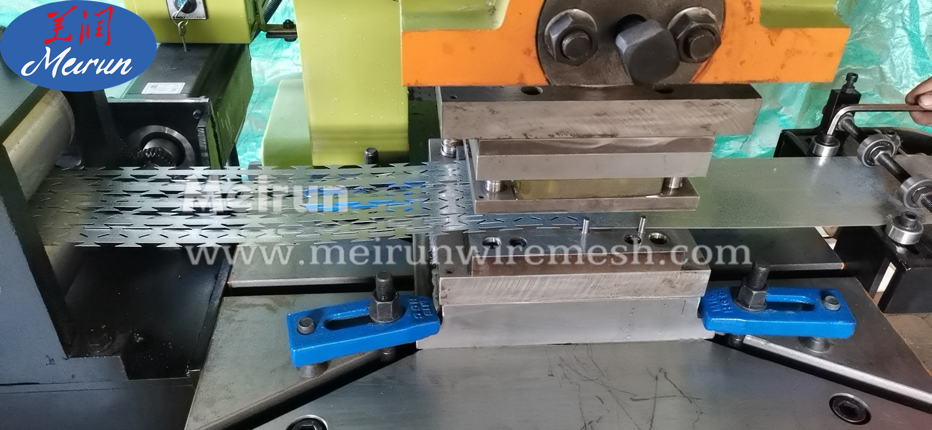 Razor Barbed Wire Fence Barrier Making Machine