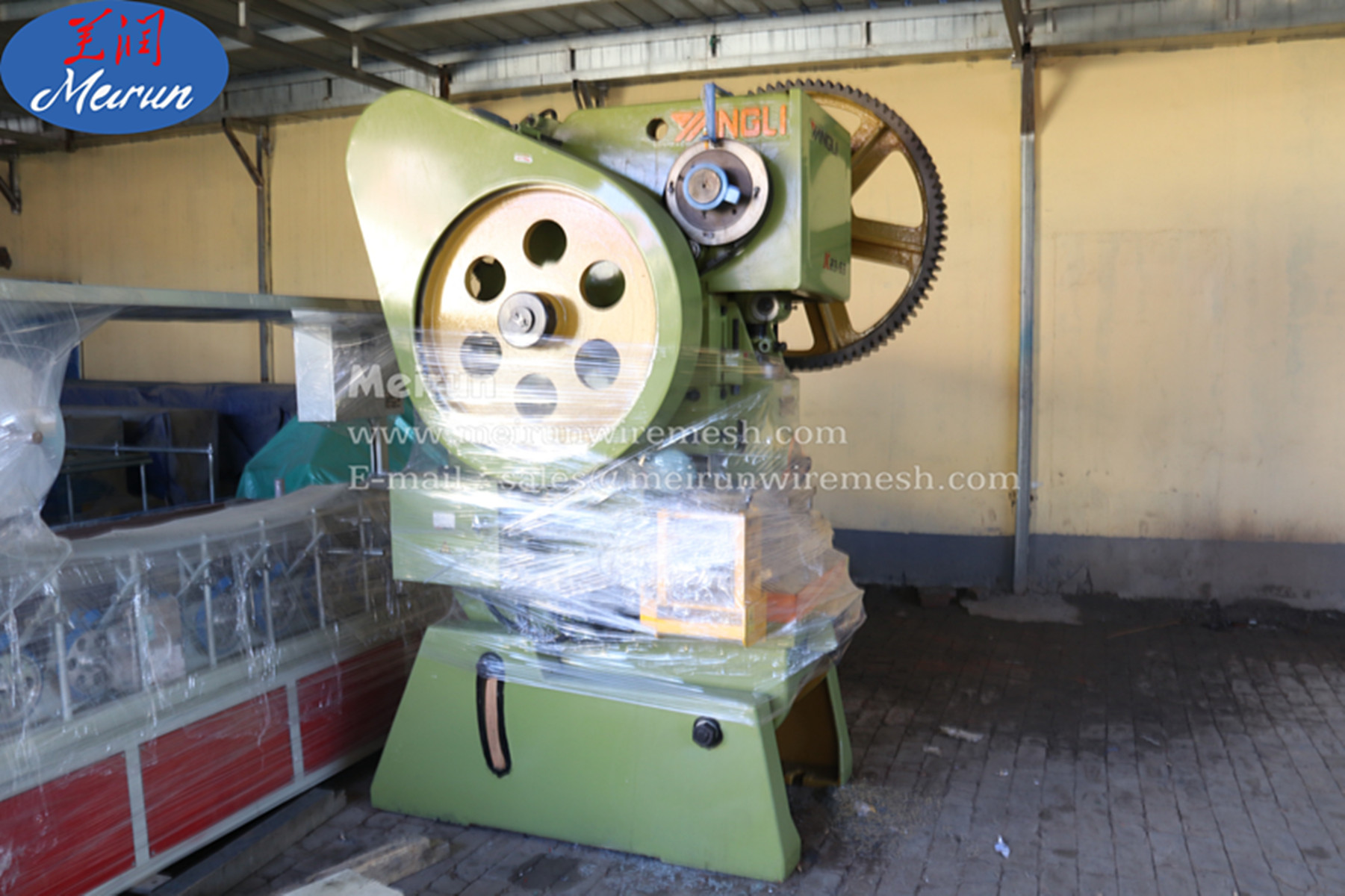Razor barbed wire making machine send to Ukraine