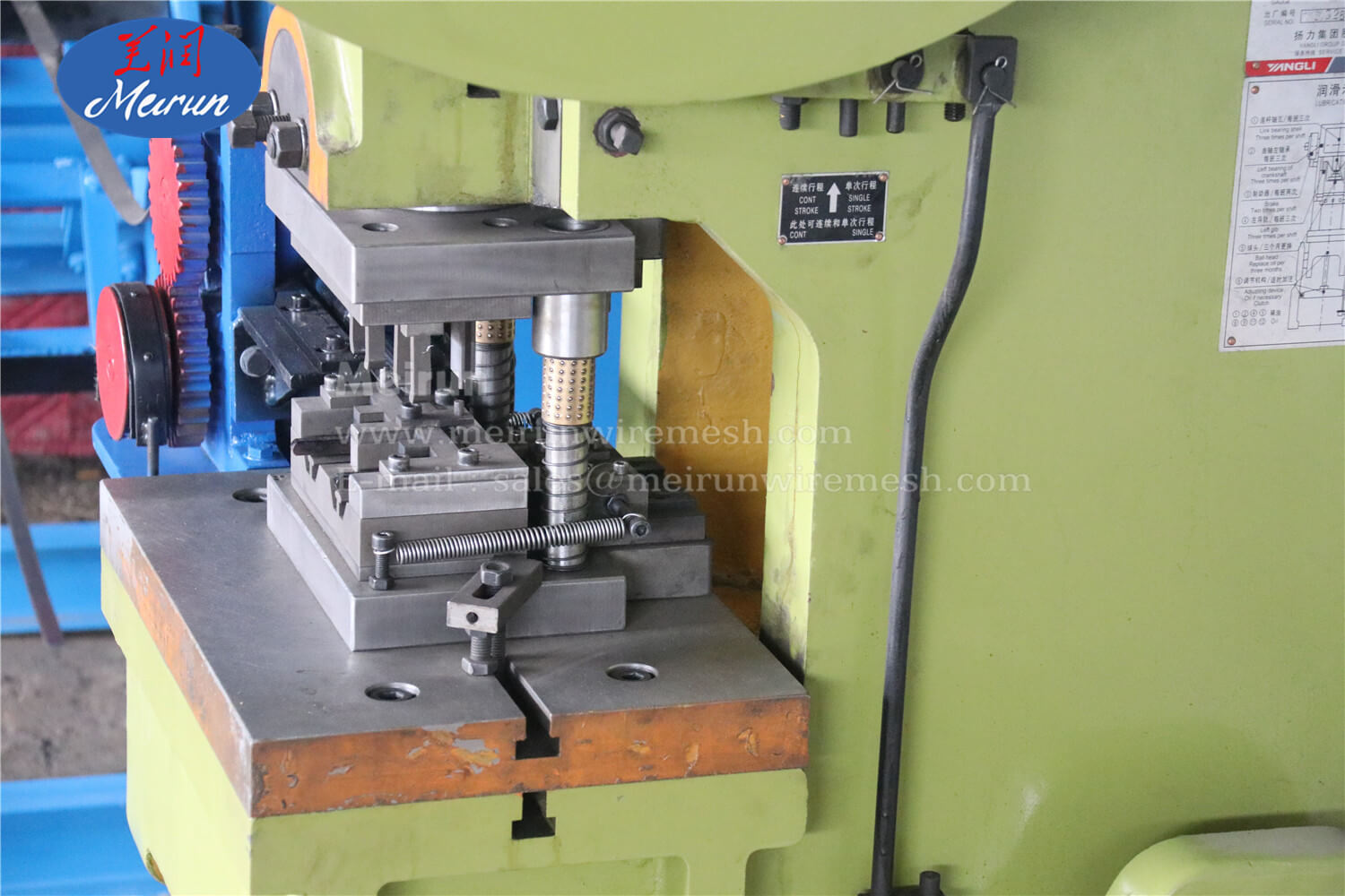 Razor Barbed Wire Fence Clip Making Machine